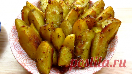 Картофель по деревенски в духовке / Rustic potatoes in the oven

Картошка по - селянски или по-деревенски  — простое, сытное и вкусное блюдо из картофеля, великолепный гарнир ко многим продуктам. Очень вкусно сочетается с сырным соусом.

Рецепт без точных пропорций, все на глаз и по вкусу!

Ингредиенты:
✔ Вымытый сырой картофель одинакового размера;
✔ Специи по вкусу. У меня: соль, орегано, базилик, специи к картофелю и в банке аджика не острая;
✔ Растительное масло;
✔ Чеснок.