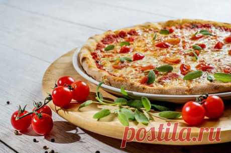 Пицца с Колбасой и Сыром - Рецепт с Помидорами (в Духовке)