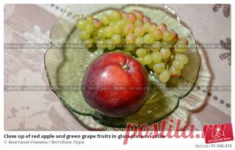 Close up of red apple and green grape fruits in glass plate on table Стоковое фото, фотограф Анастасия Усанина / Фотобанк Лори