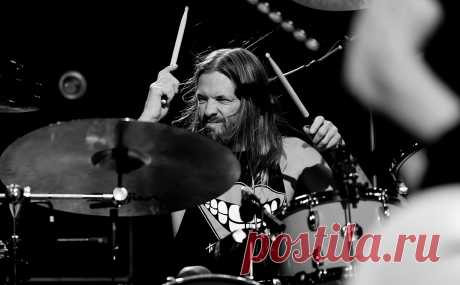 Умер барабанщик Foo Fighters Тейлор Хокинс. Артист скончался во время тура по Южной Америке, ему было 50 лет. Причину смерти группа не уточнила