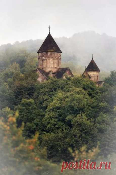 Չկա մի արարած, որ Աստծու տեսողությունից վրիպի: Նա ամեն բան տեսնում է պարզ ու հստակ: Եվ մենք նրան հաշիվ ենք տալու: Եբրայեցիներին 4.13

Աղոթել նշանակում է Աստծու հետ հաղորդակցվել, Աստծու շնորհը հագնել, աստվածայինով զգեստավորվել: Աղոթքի անմիջական ուսուցիչն ու օգնականը Սուրբ Հոգին է: Աղոթքի մասին Հիսուս Քրիստոսը խոսում է Լեռան քարոզում. Տերը պատվիրում է աղոթել, հաճախակի եւ անդադար: