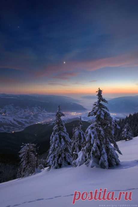 Зимний вечер в Карпатах, Украина. Автор фото: Сергей Рыжков. Доброй ночи.