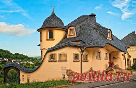 Сказочный домик в городе Целль на реке Мозель, Германия. Построен супружеской парой врачей.