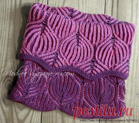 Снуд спицами *Листья* в технике бриошь

Техника бриошь (Brioche Stitch )с двухсторонней вязкой в последнее время стала очень популярной.Так вяжут шапочки,шарфы,шали и конечно же очень красивыми получаются снуды.Сегодня мы рассмотрим вязание снуда узором листья.

Описание вязания снуда в технике бриошь:

Пряжа 300 м на 100 г двух цветов.

Вяжем розовым на бордовом фоне, изнанка бордовая на розовом фоне.

Схема для круговых спиц

Все нечетные ряды вяжем розовым, а четные - б...