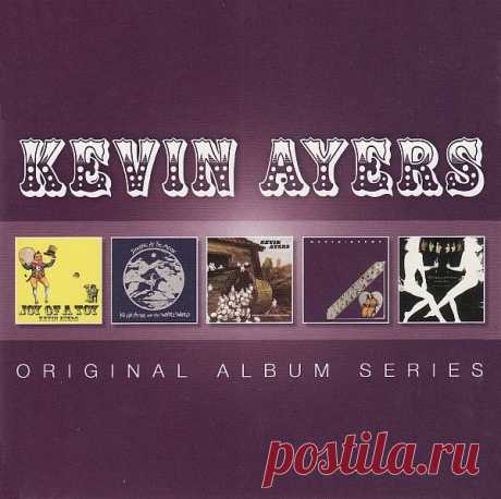 Kevin Ayers - Original Album Series (5CD box-set) (2014) FLAC Kevin Ayers — британский вокалист, гитарист, басист, композитор, автор текстов. Один из родоначальников кентерберийской сцены и психоделического движения, а также один из создателей Soft Machine, Кевин рано начал сочинять собственный материал. В Soft Machine Эйерс играл на басу (а после ухода