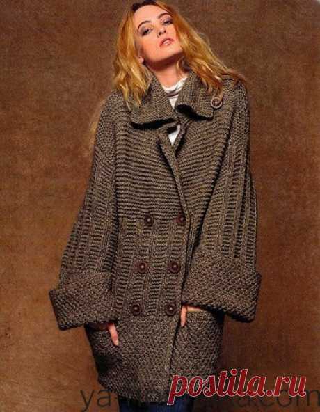 Стильное женское вязаное пальто 2022 года. Вязаное пальто спицами из толстой пряжи со схемами