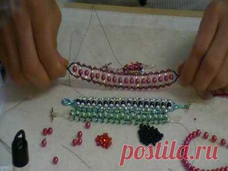 pulsera con perlas y cuentas