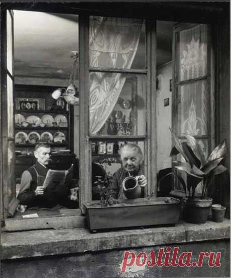 Paname Paris 🔄 on Twitter: &quot;Robert Doisneau. Concierges, rue du Dragon 1946 #Paris https://t.co/r3JhqrRddr&quot; / Twitter