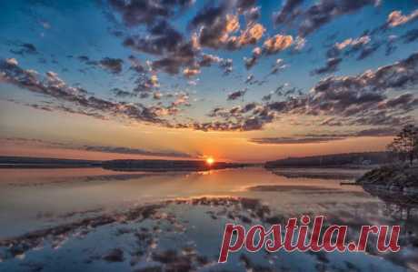 Рассвет на озере Чурапча, Республика Саха (Якутия). Автор фото – Андрей Григорьев: nat-geo.ru/photo/user/118120/