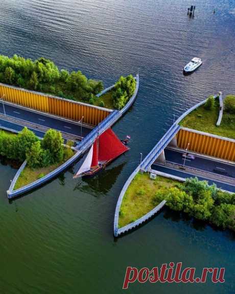 Акведук Велювемер - 25-метровый судоходный акведук, расположенный над озером Велювемер в Хардервейке, Нидерланды. Это было построено в 1890-х и было самым высоким судоподъемником в мире в то время.
В настоящее время это - часть парка Läuweven, в центре города, с мостом, ведущим к берегу озера.
Когда строительство было закончено в 1893, это было самой высокой судоподъемной системой в мире.
Акведук был также известен как «мост моста», поскольку это было соединено с другим мостом через канал.
Ист…