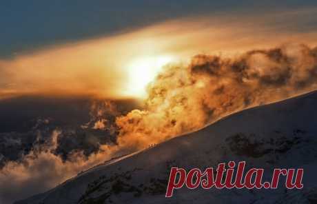 «Прогулка в рассветных облаках». Отважные альпинисты идут на вершину Эльбруса на рассвете. Автор фото – Елена Пахалюк: nat-geo.ru/photo/user/316643/