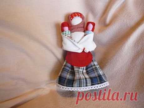 Народная кукла-оберег Мамка: мастер-класс Кукла-оберег Мамушка испокон веков считается семейным оберегом, нянечкой для новорожденных. Символ любви матери-прародительницы Рода к последующим поколениям.