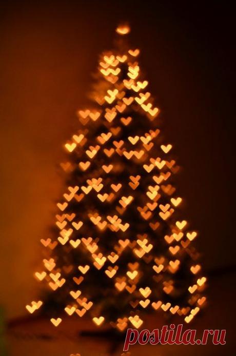 Новогодние и рождественские гадания. Святочные недели — время, когда граница между мирами истончается, а будущее говорит на языке символов. Это не просто гадания на суженого, а практики чтения знаков от самой судьбы, где вода, огонь и холодный январский воздух становятся проводниками.