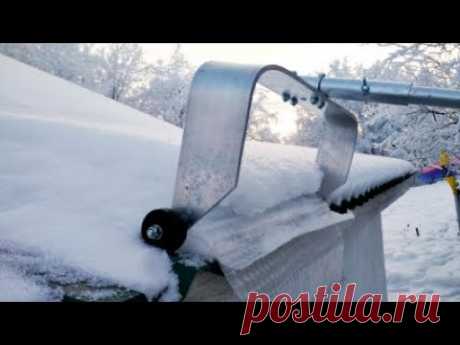 Чистка крыш от снега с помощью скребка приспособления сборного