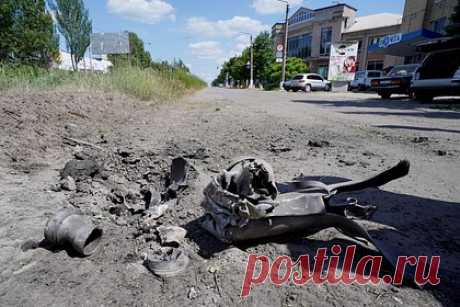 ВСУ обстреляли город на границе с Крымом. Геническ, расположенный на юге Херсонской области и граничащий с Крымом, попал под обстрел со стороны Вооруженных сил Украины, передает РИА Новости. В окрестностях города услышали несколько взрывов, над окраиной Геническа поднимается черный дым. Рядом с самим городом, над Геническим проливом, находится мост в Крым.