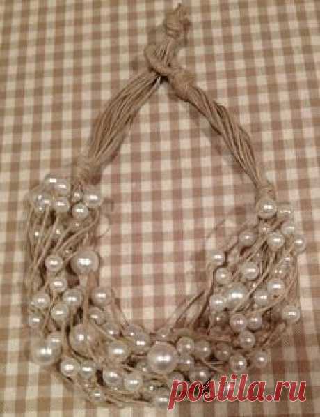 Artista Monica Bonaventura. Collana con spago riciclato con perle recuperate da altre collane