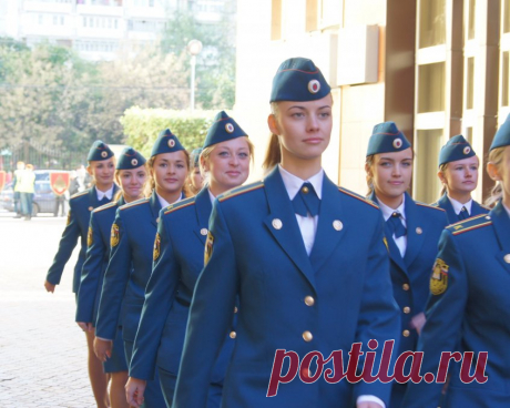 Юбка съехала на бок 
Стою на кассе, в супермаркете. Впереди тройка человек, пожилая женщина, мама с ребенком лет пяти, здоровый пузатый мужчина, позади столько же вразброс. Кассир работает бойко, выдавая классические "Ка…