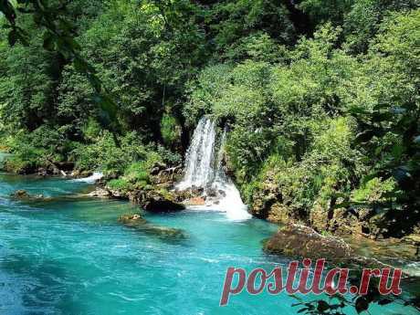 Фејсбук
Amazing beauty of incredible Tara river inside of Tara Canyon. This waterfall come from underground, from Crno Jezero (Black Lake).