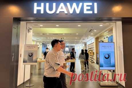 Huawei выпустила новую раскладушку. Китайская корпорация Huawei анонсировала раскладной смартфон Pocket 2. Аппарат оснащен 6,94-дюймовым экраном LTPO OLED с разрешением 2690x1136 пикселей и частотой 120 герц. На задней панели расположен дополнительный 1,15-дюймовый OLED-дисплей. Huawei Pocket 2 работает на базе процессора Kirin 9000S.