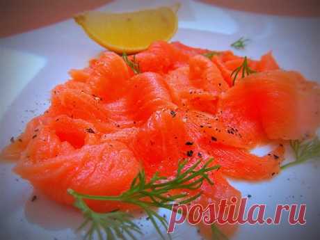 Слабосолёный лосось по-шведски (гравлакс, gravlax).