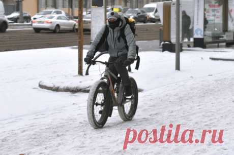 Вперёд, педали! Велосипедисты в столице и зимой не бросают своё увлечение. Зима — не повод отправлять любимый велосипед в «спячку». Для тех, кто готов кататься в любое время года, в городе есть всё необходимое: и трассы, и прокаты, и специалисты, которые помогут подготовить «железного коня» к зимнему сезону.