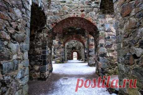 Сохранившиеся руины древней Сигтуны – одного из старейших городов Швеции, основанного викингами в 10 веке. В окрестностях Сигтуны находится больше рунических камней (более 150), чем в любом другом городе мира.