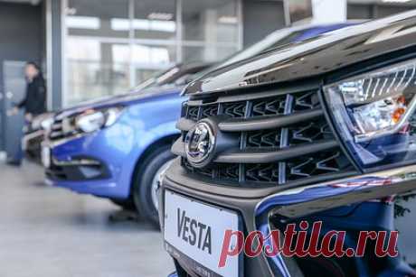 Стала известна цена Lada Vesta без подушек безопасности. Стала известна стоимость новой базовой комплектации Lada Vesta — автомобиль будет продаваться по рекомендованной розничной цене 1 459 900 рублей. Ожидается, что продажи седана стартуют в конце января — начале февраля, как только «АвтоВАЗ» получит все необходимые разрешительные документы на эту комплектацию.