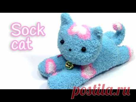 DIY crafts: Sock cat - Innova Crafts How to make a cute sock cat. It's very easy! ✂ MATERIALS: - Socks - Marker - Needle and thread - Scissors - Beads SUBSCR...