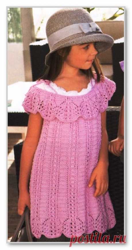 Вязание спицами. Фотогалерея детских моделей. Ажурное платье без рукавов с кокеткой воланом, для девочки 4-5 и 8-9 лет