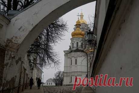 Украинские силовики начали блокировать вход в храм в Киево-Печерской лавре. Представители заповедника «Киево-Печерская лавра» и украинская полиция блокируют вход в храм иконы Божией Матери. Об этом в своем Telegram-канале сообщает представляющий интересы канонической Украинской православной церкви (УПЦ) адвокат Никита Чекман.