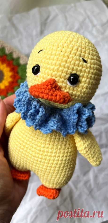 PDF Утёнок Тони крючком. FREE crochet pattern; Аmigurumi toy patterns. Амигуруми схемы и описания на русском. Вязаные игрушки и поделки своими руками #amimore - утёнок, уточка, утка, птица, птичка.