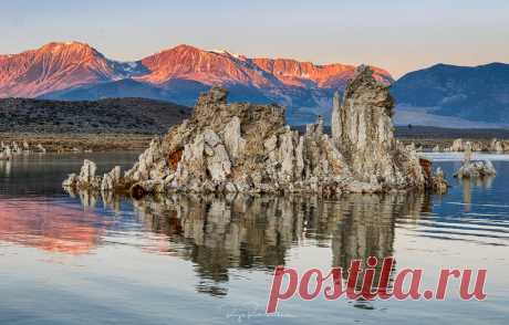 Mono Lake Sunrise First light on Sierras in Mono Lake South Tufa