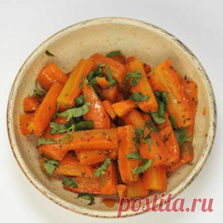 Салат из моркови с зирой  Нарезаем морковь. Ставим сотейник с водой на нагрев и отправляем в него морковь. Добавляем 1,5 ст. л. соли, 1,5 ст. л. сахара и отвариваем до состояния al dente. Добавляем 2-3 ст. л. растительного масла, измельченные кориандр и зиру. Доводим до вкуса солью и сахаром. Заправляем винным уксусом и оливковым маслом.