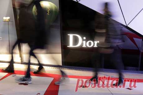 Dior публично извинился за уродование азиатских женщин в новой рекламе. Французский дом моды Dior принес публичные извинения за свою новую рекламную кампанию, которую раскритиковали покупатели бренда в КНР. Скандал начался после публикации снимка, на котором запечатлена азиатская женщина в традиционном костюме с макияжем в стиле smoky eyes и сумкой Lady Dior в руках.