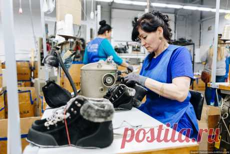 Как делают обувь? Производство группы компаний "Обувь России" В Новосибирске есть российская обувная компания Обувь России, которая уже 15 лет занимается производством и продажей обуви. Все началось в 2003 году из небольшой региональной розничной сети, а выросло в один из крупнейших федеральных обувных ротвейлеров страны по числу магазинов. Сейчас…