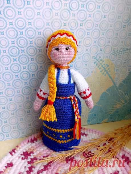 PDF Кукла в русском сарафане крючком. FREE crochet pattern; Аmigurumi doll patterns. Амигуруми схемы и описания на русском. Вязаные игрушки и поделки своими руками #amimore - кукла в платье, куколка, девочка.