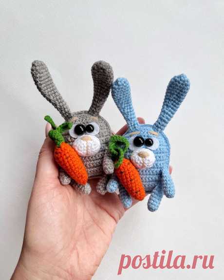 PDF Магнитик &quot;Зайчик&quot; крючком. FREE crochet pattern; Аmigurumi animal patterns. Амигуруми схемы и описания на русском. Вязаные игрушки и поделки своими руками #amimore - маленький зайка, магнит на холодильник в виде зайца, зайчик с морковкой, кролик, зайчонок, крольчонок.