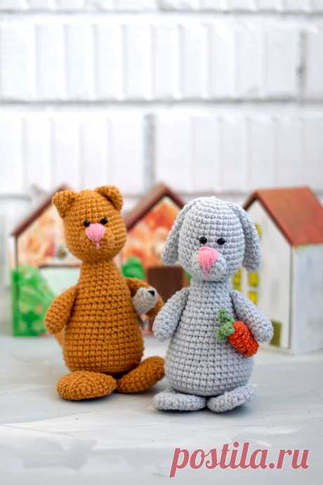 PDF Котик Клаус и зайка Томас крючком. FREE crochet pattern; Аmigurumi animal patterns. Амигуруми схемы и описания на русском. Вязаные игрушки и поделки своими руками #amimore - маленькие зверюшки, зайка и котик, заяц с котом, зайчик, кролик, зайчонок, крольчонок.