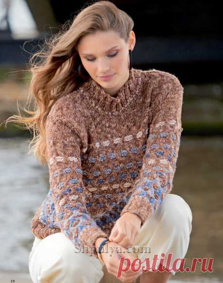 Красивый пуловер с воротником-стойкой связан спицами связан спицами узором со снятыми петлями из разноцветной твидовой пряжи.