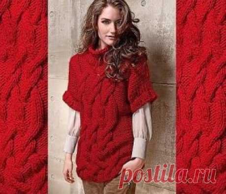 Красный свитер с крупным узором вязаный спицами.
