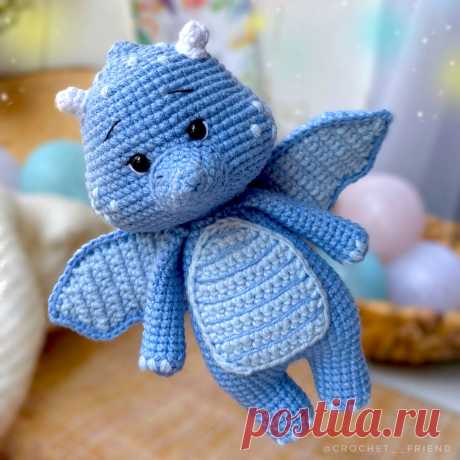 PDF Мини Дракон крючком. FREE crochet pattern; Аmigurumi toy patterns. Амигуруми схемы и описания на русском. Вязаные игрушки и поделки своими руками #amimore - маленький дракон, дракончик из обычной пряжи, динозавр, динозаврик.