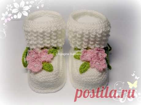 Пинетки с розочками или как связать пинетки спицами?how to knit booties spokes