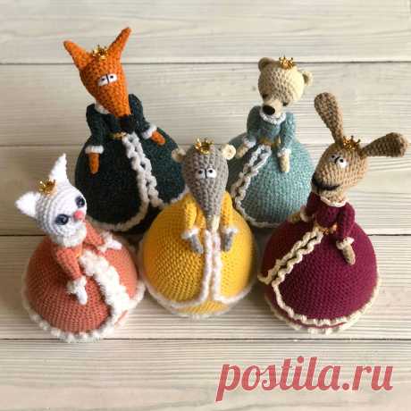 PDF Дамы в платьях крючком. FREE crochet pattern; Аmigurumi toy patterns. Амигуруми схемы и описания на русском. Вязаные игрушки и поделки своими руками #amimore - кошечка, лисичка, мышка, медведица и крольчиха в бальном платье из обычной пряжи, зверюшки, зверята, звери.