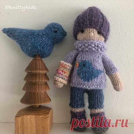 💜🐦 A little girl broke her arm, so her Grandma decided to give her a custom Knitty Kid. Granddaughter’s favourite colour is currently 💜 purple, she likes 🐦 birds, and didn’t want a white cast. 

Oh, and naturally this Knitty cast comes off, slightly more easily than the real cast will. Swipe to see casts. 😁

(The bird is not for sale, but you can buy the pattern from @rabbitholeknits )