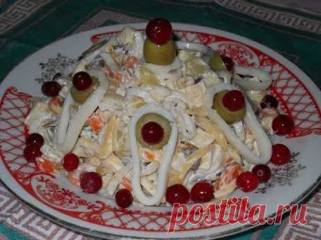 Рецепт праздничного салата с кальмарами «Морская пена» / Простые рецепты