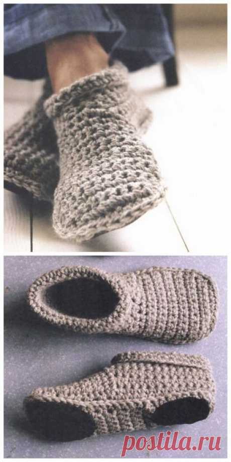 DIY Sturdy Crochet Slipper Boots Free Pattern from SMP Craft. I really like the look of these slippers because they are unisex and don’t look like thick socks. There is one question about 1 row in the