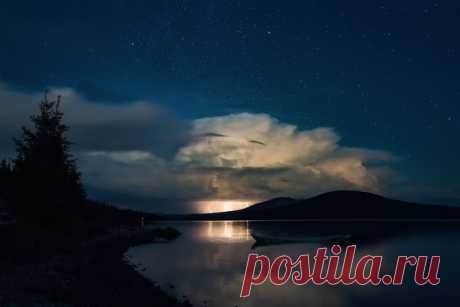 Ночная гроза над горным озером. Автор снимка – Владимир Кочкин: nat-geo.ru/community/user/127034/ Спокойного сна.