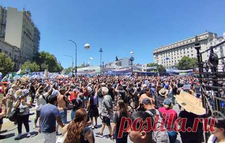 Несколько тысяч человек протестуют в центре столицы Аргентины против реформ президента. Большинство участников манифестации - члены профсоюзов и левых движений