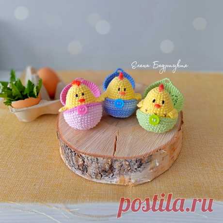 PDF Цыплёнок в скорлупке крючком. FREE crochet pattern; Аmigurumi toy patterns. Амигуруми схемы и описания на русском. Вязаные игрушки и поделки своими руками #amimore - маленький цыпленок в скорлупе из обычной пряжи, вязаные цыплята к Пасхе, пасхальное украшение, декор.