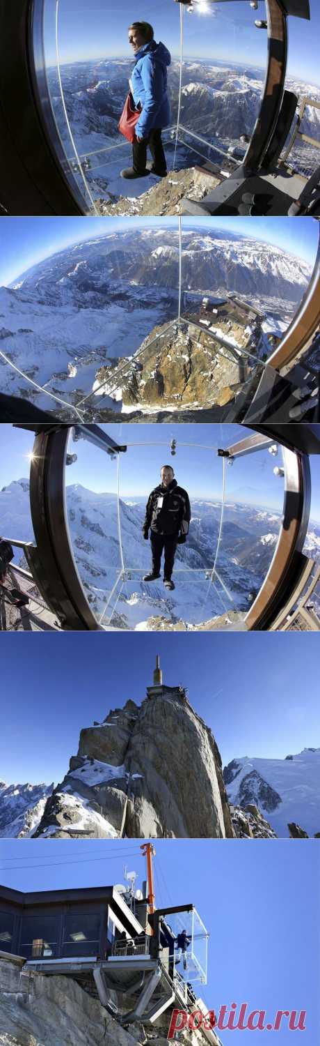 Стеклянная обзорная площадка на высоте 4 000 метров (Франция).